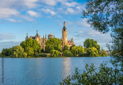 Schweriner Schloss und See am Morgen