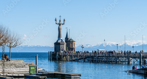 Quadro su tela Imperia statue standing at konstanz harbor with alps