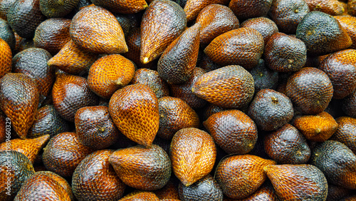 Fotografía Fresh Salak Fruit Pile Exotic Tropical Snake Fruit Harvest