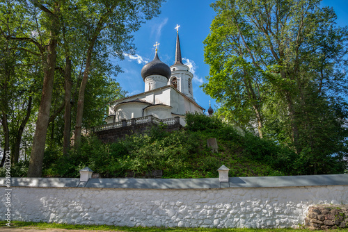 Foto At the walls of the old Svyatogorsk Assumption Monastery (Pushkin Mountains), Pskov region