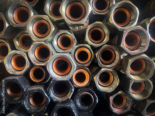 Foto Top view abstract pattern of high-pressure hydraulic hose fittings with orange i