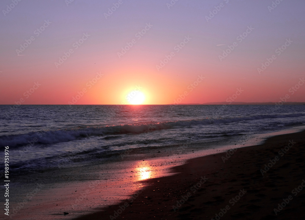 Fototapeta premium Coucher de soleil sur la plage de Vale do Lobo à Almancil, Loulé au Portugal 