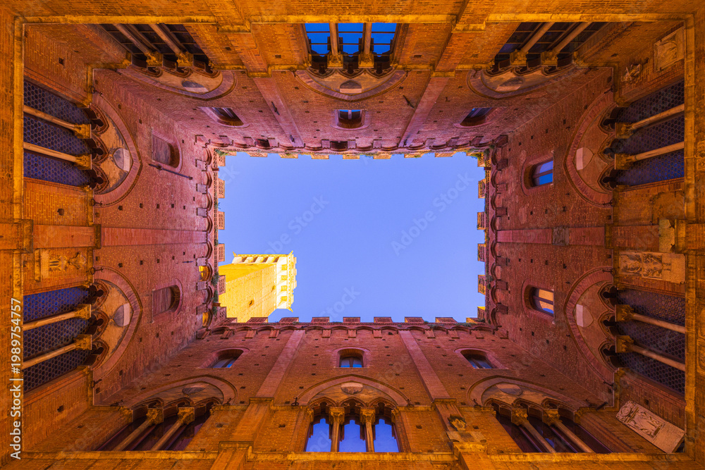 Fototapeta premium In the historic center of Siena