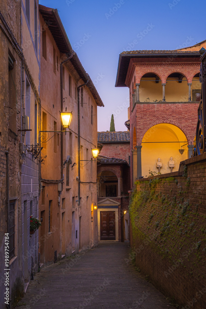 Fototapeta premium In the historic center of Siena