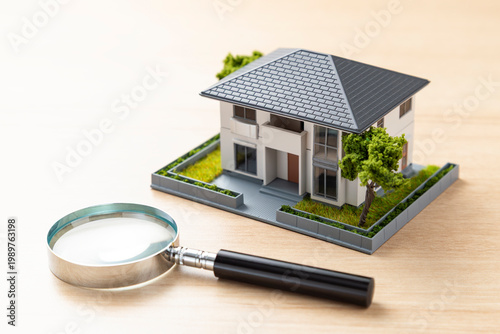 住宅模型と虫眼鏡
