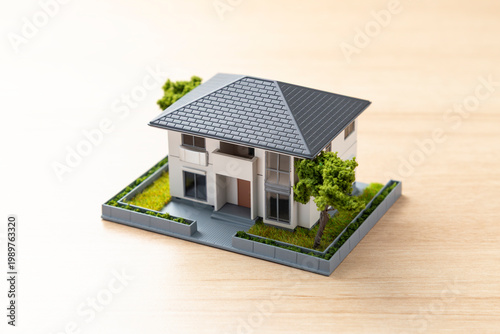 Foto 机に置かれた住宅模型