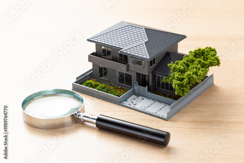 Foto 住宅模型と虫眼鏡