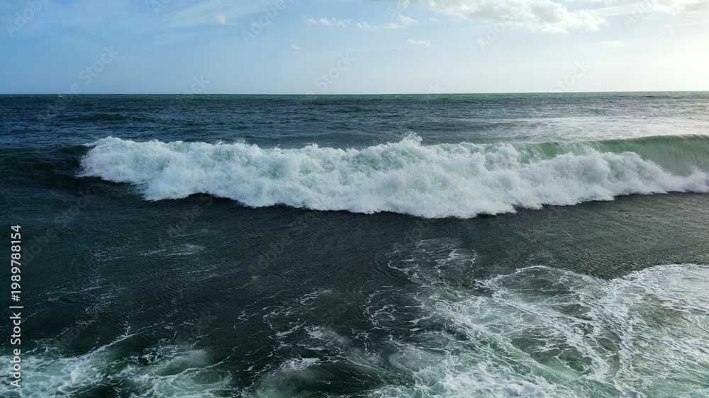 Fototapeta premium ocean wave crest foam surface water texture horizon sky