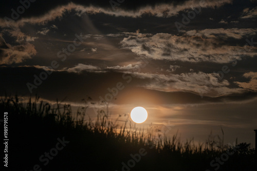 Die Sonne bestrahlt Wolkengebilde