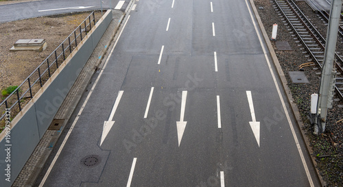 Markierte Richtungspfeile auf dem Asphalt auf einer mehrspurigen Straße