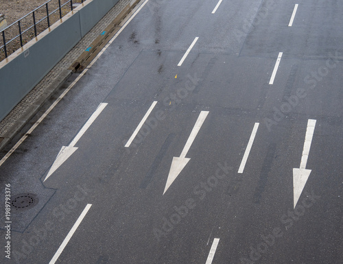 Markierte Richtungspfeile auf dem Asphalt auf einer mehrspurigen Straße