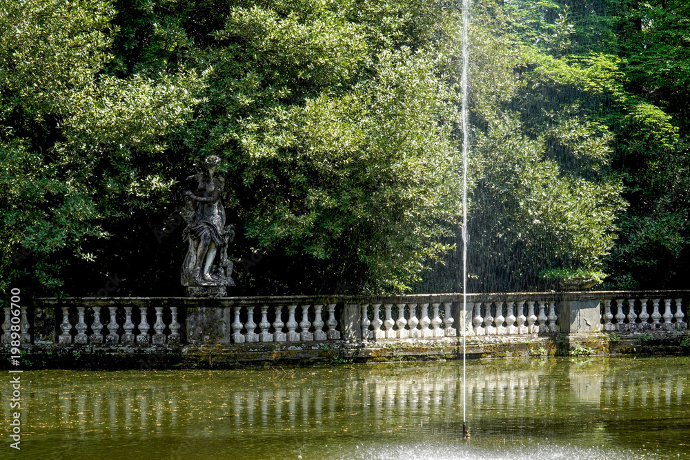 Fototapeta premium Villa Mansi è una delle più famose ville lucchesi.. La villa presenta una bella facciata in stile manierista ed è circondata da un parco con fontane e vasche. Segromigno in Monte, Lucca, Toscana. IT