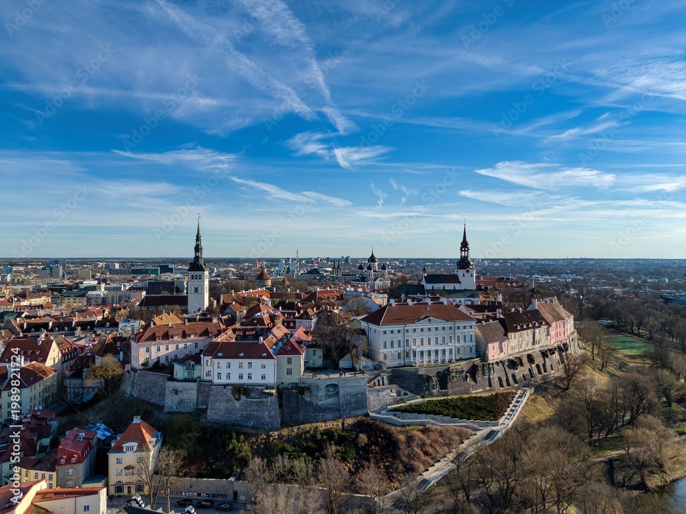 Obraz premium Drone View of Medieval Tallinn Old Town and Toompea Hill in Estonia