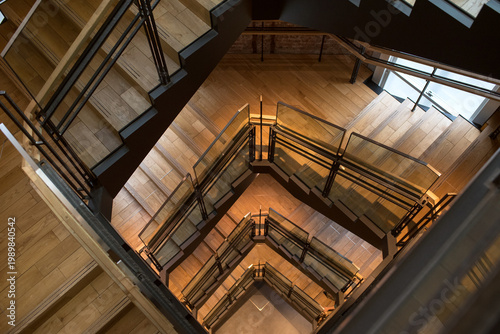 俯瞰で見た木製の螺旋階段