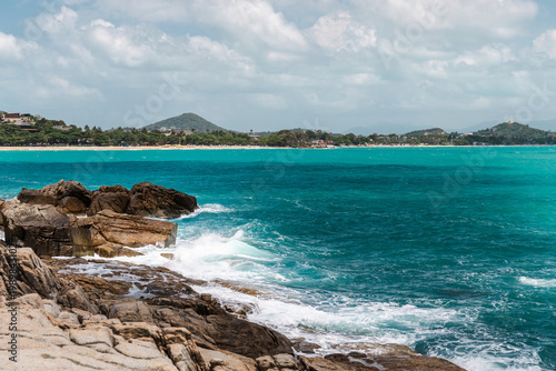 Foto Rocky tropical coast with turquoise sea waves on Koh Samui Thailand