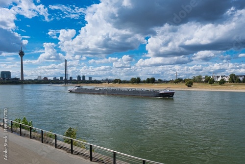 Gas Frachtschiff auf dem Rhein bei Düsseldorf