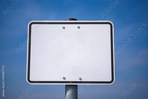 Leeres weißes Schild zur eigenen Gestaltung	