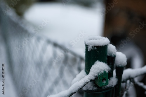 Symbolfoto für Wintereinbruch mit Schnee mit unscharfem Hintergrund