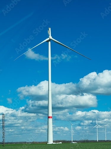 Großes Windrad zur Stromerzeugung mit Sturm Schaden abgebrochener Flügel 