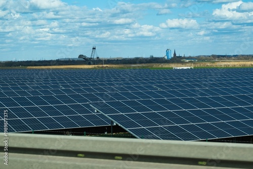 Solaranlage vor einem Braunkohle Tagebau mit Blick auf einen Bagger