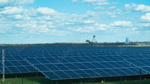 Solaranlage vor einem Braunkohle Tagebau mit Blick auf einen Bagger