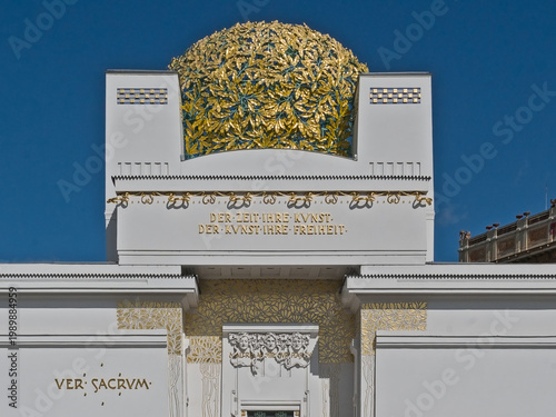 Tableau sur toile Detail of the Secession building, exhibition hall in art nouveau style with golden ornaments in Vienna, Austria
