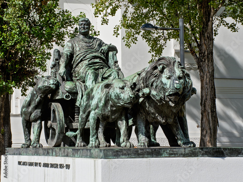 Bild auf Leinwand Bronze sculpture of Marcus Antonius with a chariot team of lions in front of the