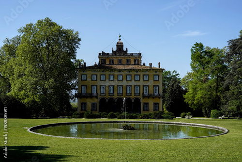 Villa Torrigiani si trova nella frazione Camigliano del comune di Capannori. Si tratta di una delle più lussuose e scenografiche della lucchesia e risale alla seconda metà del secolo. Toscana, Italia