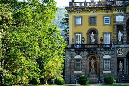 Villa Torrigiani si trova nella frazione Camigliano del comune di Capannori. Si tratta di una delle più lussuose e scenografiche della lucchesia e risale alla seconda metà del secolo. Toscana, Italia