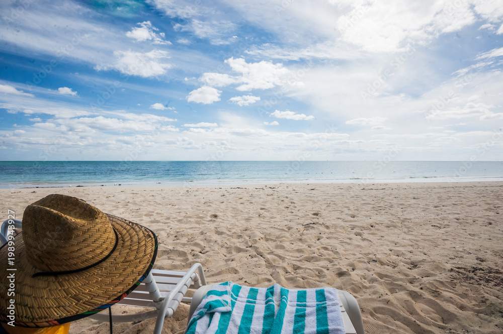 Obraz premium Sunhat resting, waves doing the talking, New Grand Bahamas, The Bahamas