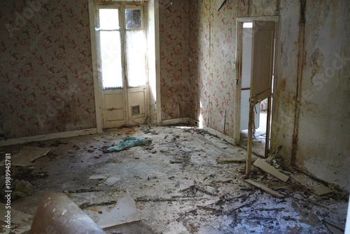 Slika na platnu Abandoned room in Thiers, France, with vintage floral wallpaper and decaying int