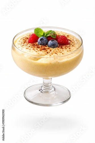 Zabaglione im Glas freigestellt auf weißem Hintergrund
Cremiges italienisches Dessert im Glas mit Beeren, Minze und Kakao, freigestellt für Gastronomie und Verpackung.