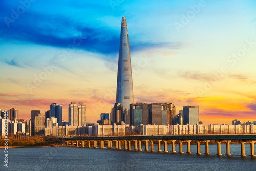 Tableau sur toile Seoul city skyline with Han River, Skyscrapers and Lotte tower during sunset