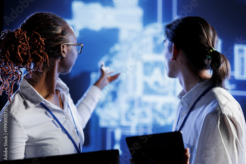 Foto Computer operators thinking of ways to use AI cognitive computing to extract usable information from complex data