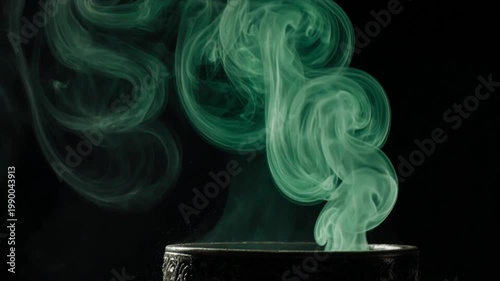 翡翠色の煙がゆっくりと立ち昇る幻想的な近接映像・神秘的なアトモスフィア