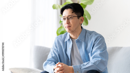 Tableau sur toile 深刻な表情で考える男性のビジネスイメージ, Serious Man Thinking Business Concept