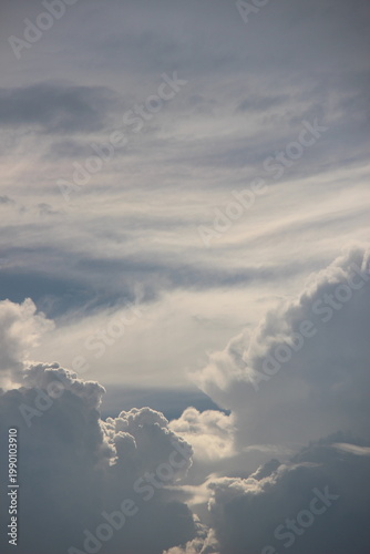 青空と白い雲、差し込む光、快晴の空の風景！未来への希望