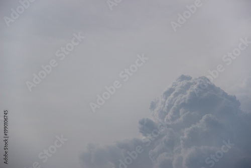 青空と白い雲の背景素材、青い空と綿雲のテクスチャ