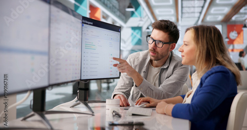 Foto Cybersecurity Specialists Collaborating On Threat Analysis And Risk Management