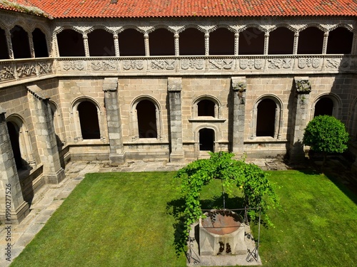 Le cloître du silence du monastère royal Saint Thomas à Avila en Espagne