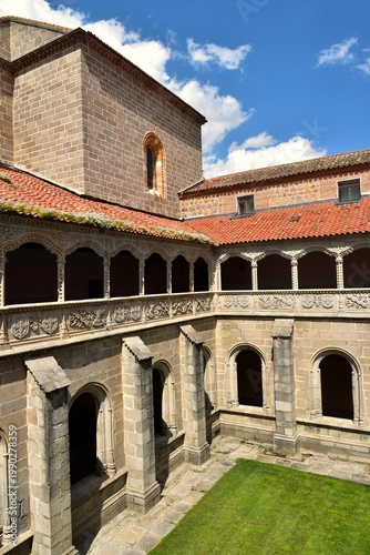 Le cloître du silence du monastère royal Saint Thomas à Avila en Espagne