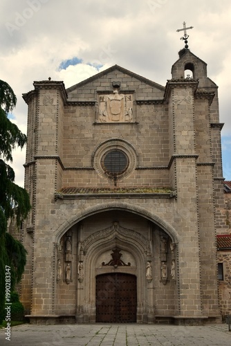 La façade de l’église du monastère royal Saint Thomas à Avila en Espagne