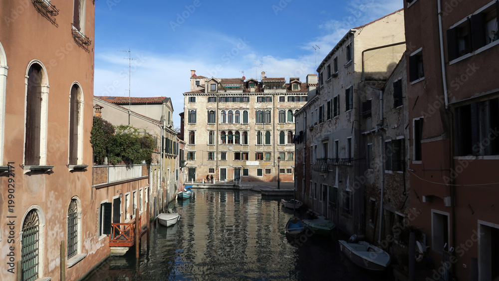 Fototapeta premium Venice, Italy. The Rio di Ca' Foscari is approximately 300 meters long. It opens onto the Grand Canal, Venice, Italy. It passes under the Ca' Foscari bridge.