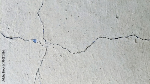 Tableau sur toile A high-resolution texture of a weathered white wall showing fine hairline cracks and rustic aging