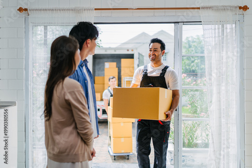 Tableau sur toile Young couple receiving delivery box new home