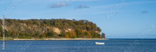 Einsames Boot vor der Steilküste, Lobbe, Mönchgut, Rügen, Insel, Ostsee, Mecklenburg-Vorpommern, Deutschland