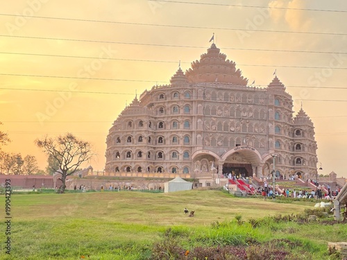Tableau sur toile Swarved Mahamandir meditation center with grand marble architecture in Varanasi,