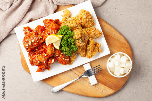 Fotografia 닭고기에 밀가루, 겨잣가루, 소금, 후추 따위를 묻혀 기름에 튀긴 요리
A dish of chicken coated in flour, mustard powder, salt, pepper, etc