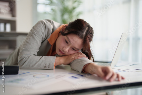 Foto Stressed asian female office worker experiencing burnout, feeling tired and sad,