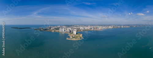 Foto A panoramic view of the coastal city of Sihanoukville, captured from a drone